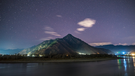 8k延时云南丽江石鼓镇金沙江夜景星空素材视频