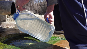 塑料水瓶收集天然泉水12秒视频