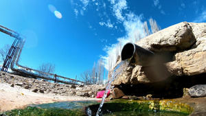 天然矿物水的喷泉15秒视频