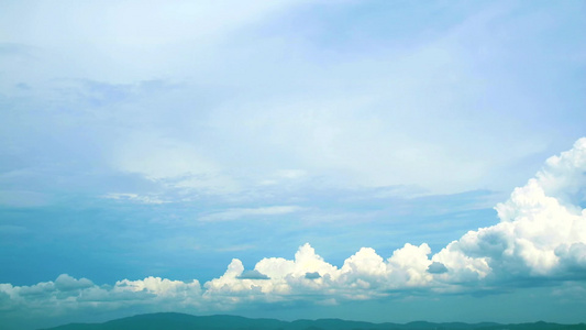 蓝色天空纯白云在雨季经过绿色山顶的雨季视频