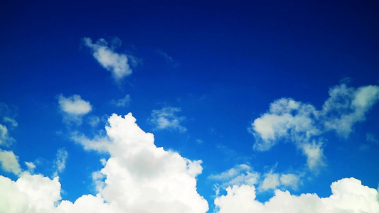 纯净的蓝色天空和白色堆积灰色云视频