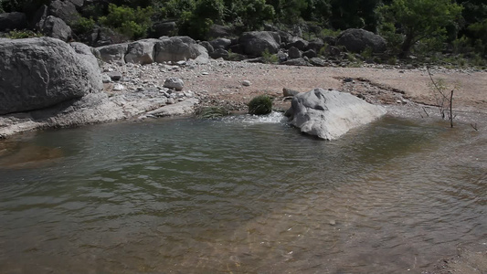 泉水从地底下流出在河边的柏德纳雷斯河上视频