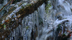 瀑布和冰碴16秒视频