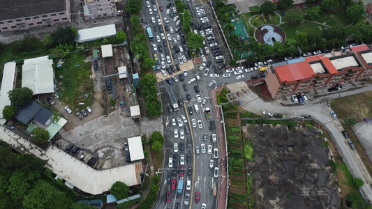 航拍广东东莞星期五学校附近道路塞车现象视频