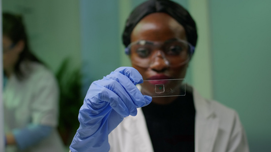 非洲植物学家妇女正在研究生物实验的基因测试样本视频