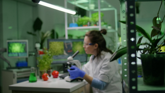 生物学家研究员分析农业专业知识的生物幻灯片视频