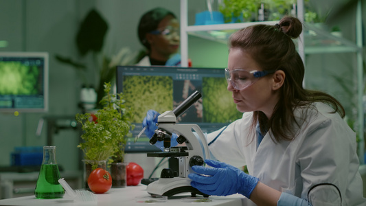科学家医生分析显微镜下的植物植物视频