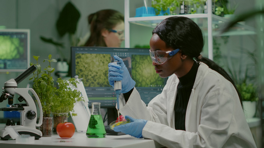 从测试管中获取基因溶液的非洲女研究员研究者生物学家视频