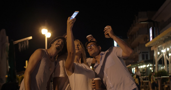 晚上在Perea市在手机上自拍的年轻小公司视频