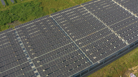 太阳能发电4K航拍山地光伏电站光伏新能源电站视频