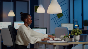 非洲商业妇女从笔记本电脑上阅读商业报告16秒视频