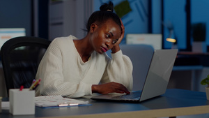 精疲力尽的非洲自由职业者在笔记本电脑工作前手头休息13秒视频
