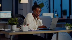 妇女坐在工作场所时按摩头部;在工作场所工作过量的非洲17秒视频