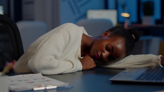 加班工作在办公桌上用手打着睡着时睡觉视频