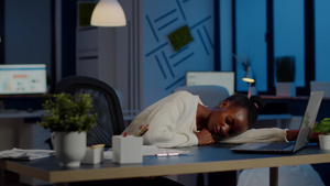 在办公桌上睡着的非洲商业妇女10秒视频