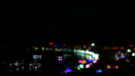 海岸之夜城市的灯光模糊视频