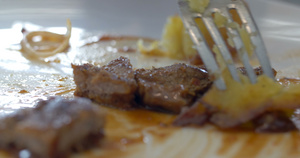 食用肉和土豆14秒视频
