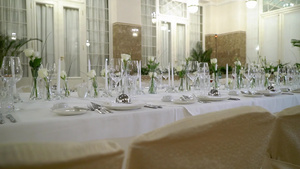 盛宴晚宴或婚礼庆典上装饰的桌子9秒视频