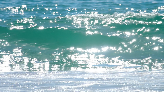 冰雪波浪滚滚的海边奈伊夏恩海滩视频