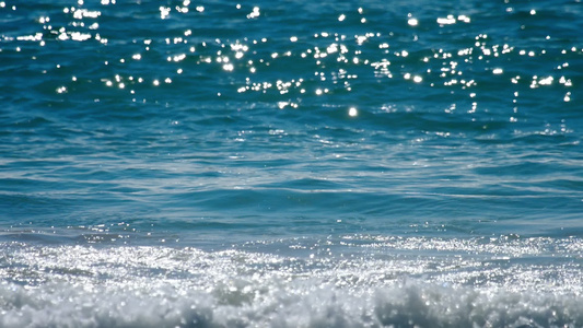 冰雪波浪滚滚的海边奈伊夏恩海滩视频