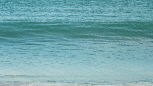 暴风海浪滚滚着大浩海滩的岸边视频