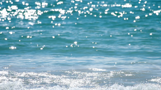 冰雪波浪滚滚的海边奈伊夏恩海滩视频