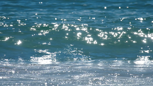 冰雪波浪滚滚的海边奈伊夏恩海滩视频