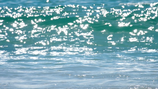 冰雪波浪滚滚的海边奈伊夏恩海滩视频