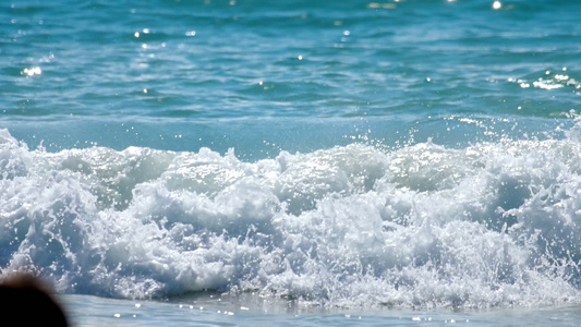 冰雪波浪滚滚的海边奈伊夏恩海滩视频