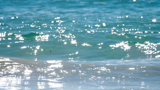 冰雪波浪滚滚的海边奈伊夏恩海滩视频