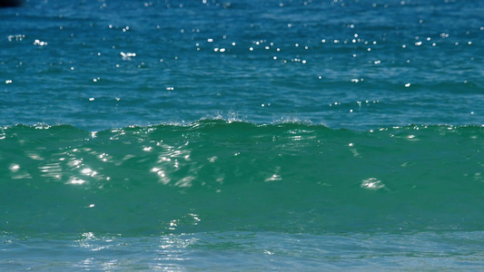 冰雪波浪滚滚的海边奈伊夏恩海滩视频