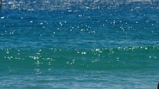 冰雪波浪滚滚的海边奈伊夏恩海滩视频