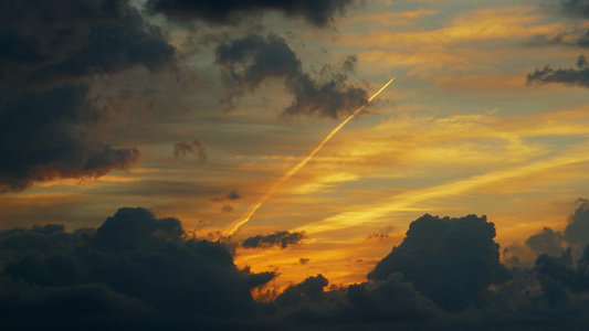 日出天上的蒸气飞机轨迹视频