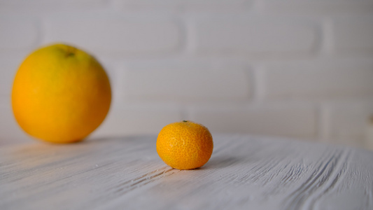 橘子围绕着橘子旋转天文学健康水果的概念在化妆品中也视频