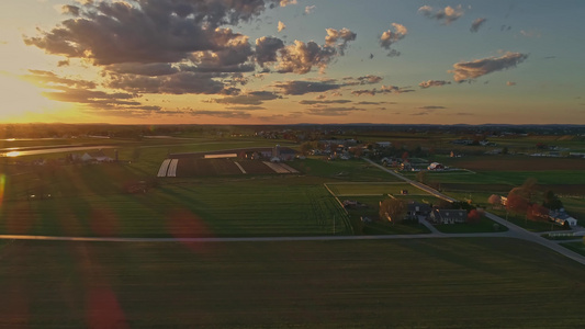 金色时的空中风景仰望着宾夕法尼亚农场土地农谷和农民视频