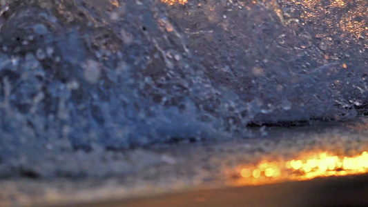 日落缓慢运动时沙滩海浪喷洒视频