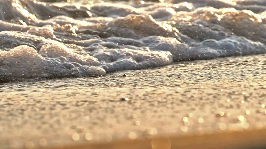 日落缓慢运动时沙滩海浪视频