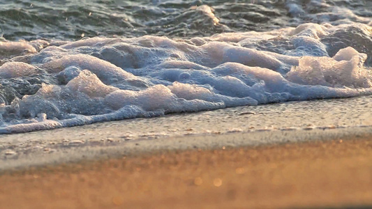 日落缓慢运动时沙滩海浪喷洒视频