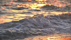 日落时沙滩海浪的缓慢运动21秒视频