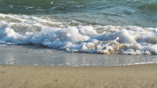 沙滩海浪的慢速运动视频