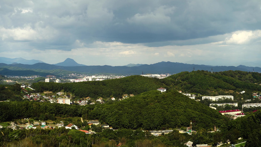 具有建筑物景观的山地景观视频