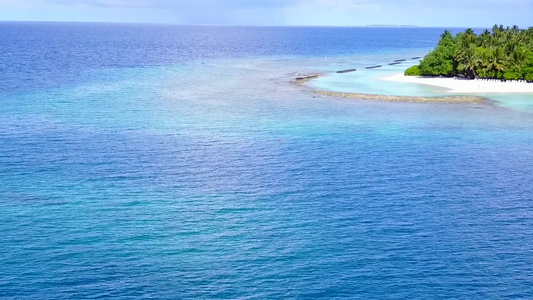 日落前蓝水和白色沙滩背景的完美环礁湖海滩旅程的阳光明媚视频