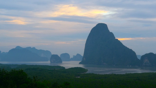 迷雾烟雾中山岳的神秘景象视频