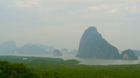 迷雾烟雾中山岳的神秘景象视频