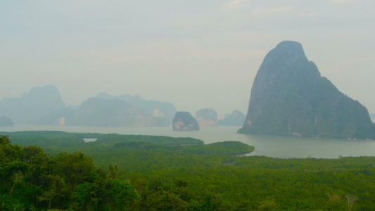 迷雾烟雾中山岳的神秘景象视频