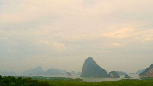 迷雾烟雾中山岳的神秘景象视频