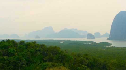 迷雾烟雾中山岳的神秘景象视频