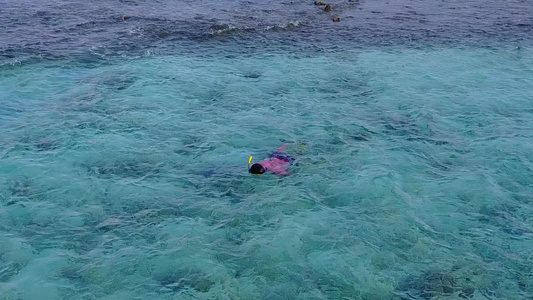 日出后以白沙为背景的浅海海滩渡假其白沙背景视频