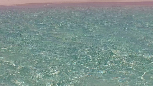 在阳光下有白色沙子背景的海滨水蓝海航行的奇异海岸海滩视频