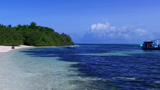 浅海海滩旅行在度假胜地附近有白色沙子背景的白沙背景视频